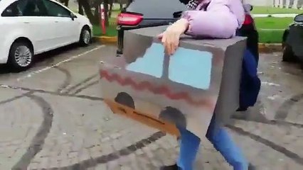YTÜ rektörlüğü lüks araç kiraladı, öğrenci maketle protesto edince okuldan uzaklaştırıldı