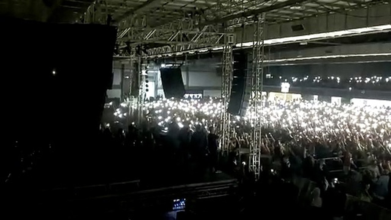 Fãs cantam música de Luísa Sonza em Blumenau