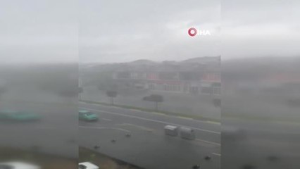 Sakarya'da şiddetli yağış...Rögarlar taştı, sanayi sitesinin tabelası devrildi