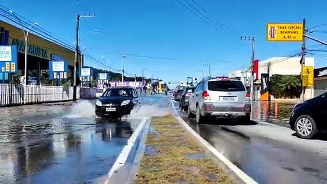 Maré alta provoca alagamentos e interrompe trânsito em Florianópolis