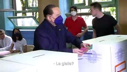 Referendum, Berlusconi si confonde: "Manca una scheda". Ma riappare ripiegata dentro un altro modulo