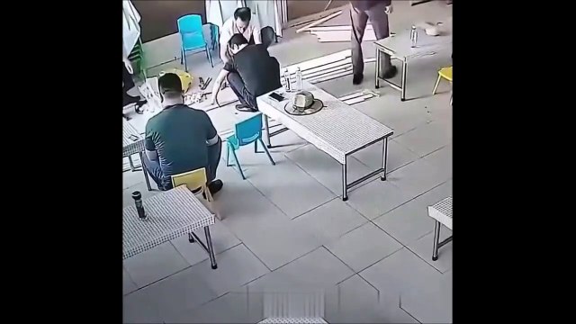 Il évite le pire alors qu'il était assis tranquillement... bon réflexe