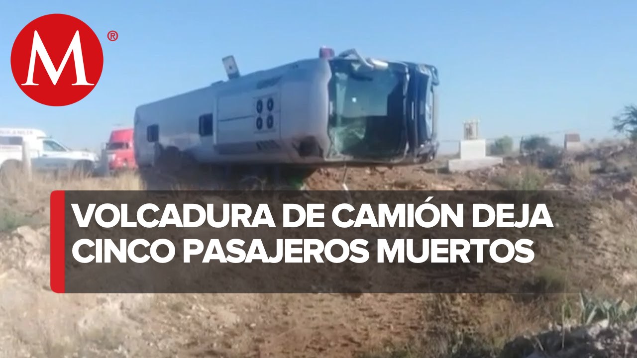 Camión de pasajeros se voltea en carretera en Zacatecas