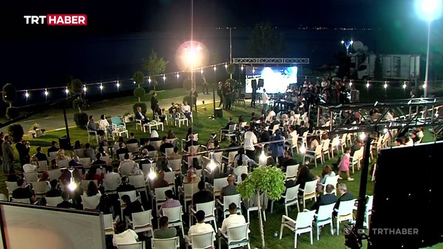 Cumhurbaşkanı Erdoğan, Gençlik Buluşması nda şarkı söyleyen gençlere eşlik etti