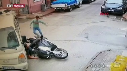 Bursa'da motosiklet kamyonete çarptı: O anlar kamerada