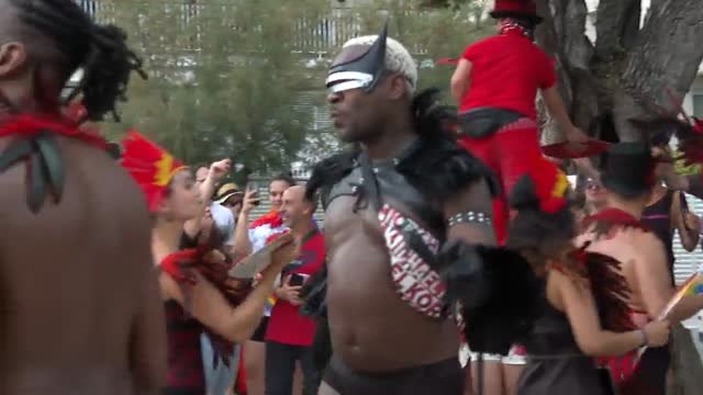 El desfile del Orgullo LGTBi ondea la bandera multicolor en Sitges