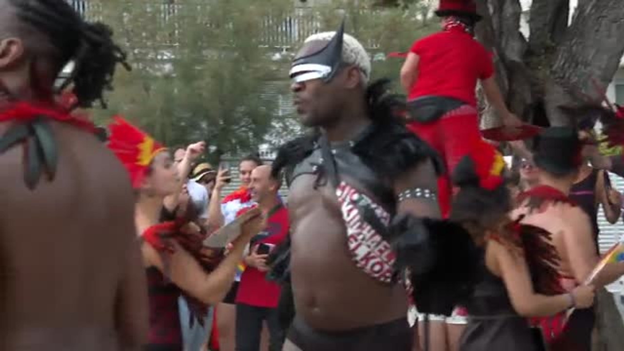El desfile del Orgullo LGTBi ondea la bandera multicolor en Sitges