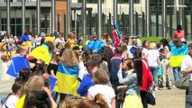 Manifestantes de mãos dadas pela adesão da Ucrânia à União Europeia