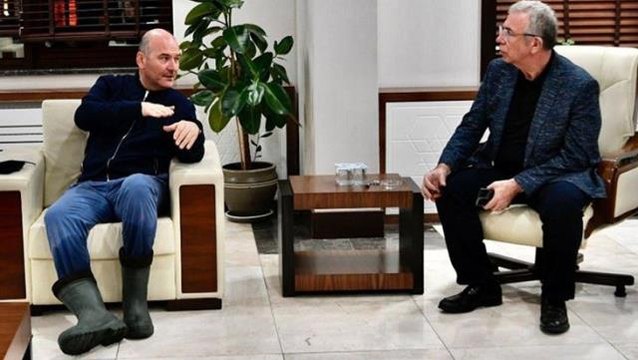 Bakan Soylu, Mansur Yavaş ile sel felaketini görüştü! Bot ve ıslak pantolon detayı gözlerden kaçmadı