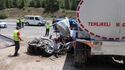 Yakıt tankeri karşı şeritten gelen otomobille çarpıştı! 3 ölü, 2 yaralı