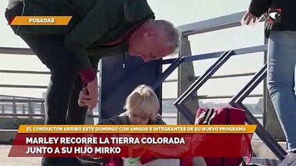 Marley recorre la tierra colorada junto a su hijo Mirko