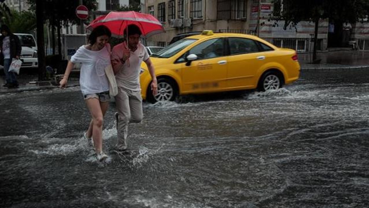 Sağanak yağış Türkiye'yi esir aldı! Meteoroloji'den 41 ile sarı ve turuncu kodlu uyarı
