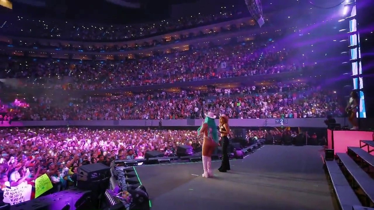 Vea el emotivo momento de Karol G y Anahí, de RBD