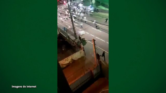 Cenas lamentáveis! Torcedores de Coritiba e Palmeiras protagonizam batalha campal no entorno do Couto Pereira