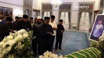 Momen Ganjar Pranowo Sholat Jenazah Dipimpin Ridwan Kamil untuk Eril