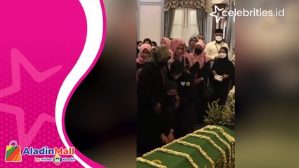 Nabila Ishma Hadir dan Menangis di Hadapan Jenazah Sang Kekasih Eril