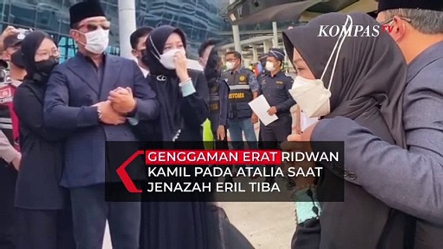 Genggaman Erat Ridwan Kamil pada Atalia Praratya Saat Jenazah Eril Diturunkan dari Pesawat