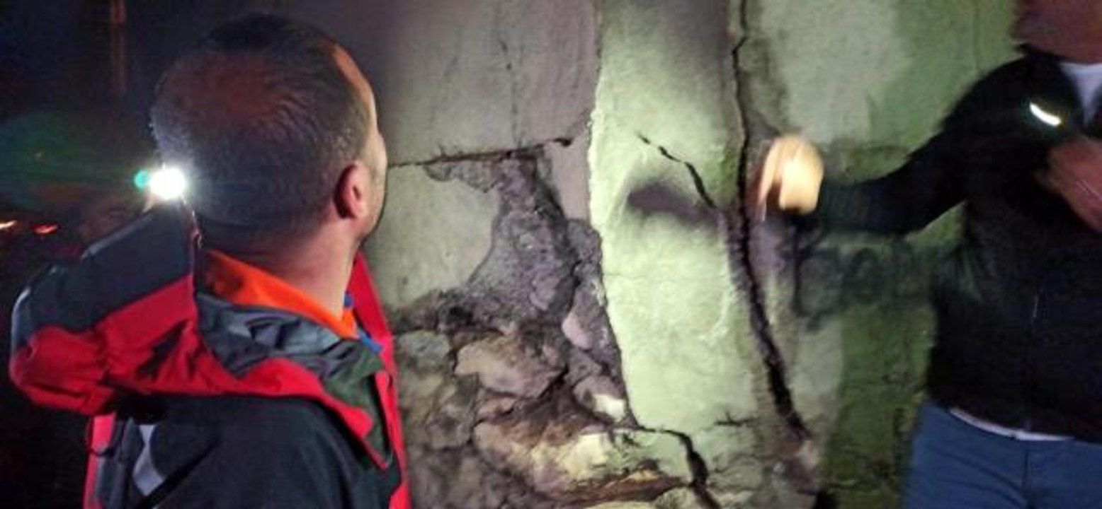 Deprem sonrası evlerde çatlaklar meydana geldi, Kaymakam Savar deprem bölgesinde incelemelerde bulundu