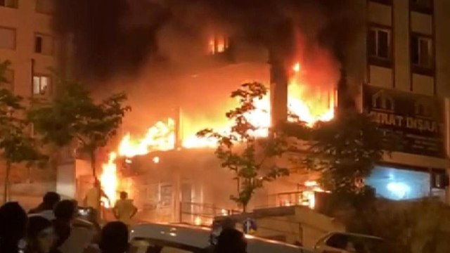 Esenyurt’ta korkutan yangın: Alevler gökyüzünü aydınlattı