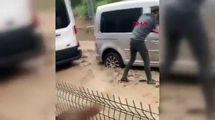 Amasya’da Yollar Nehre Döndü, Araçlar Sel Sularıyla Sürüklendi