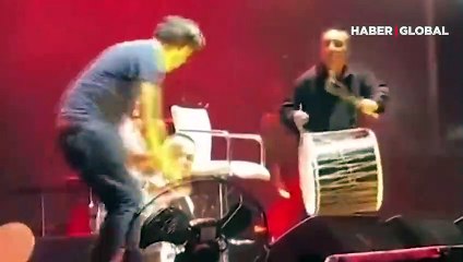 Serdar Ortaç sahnede yürekleri ağza getirdi! Bir anda yere yığıldı