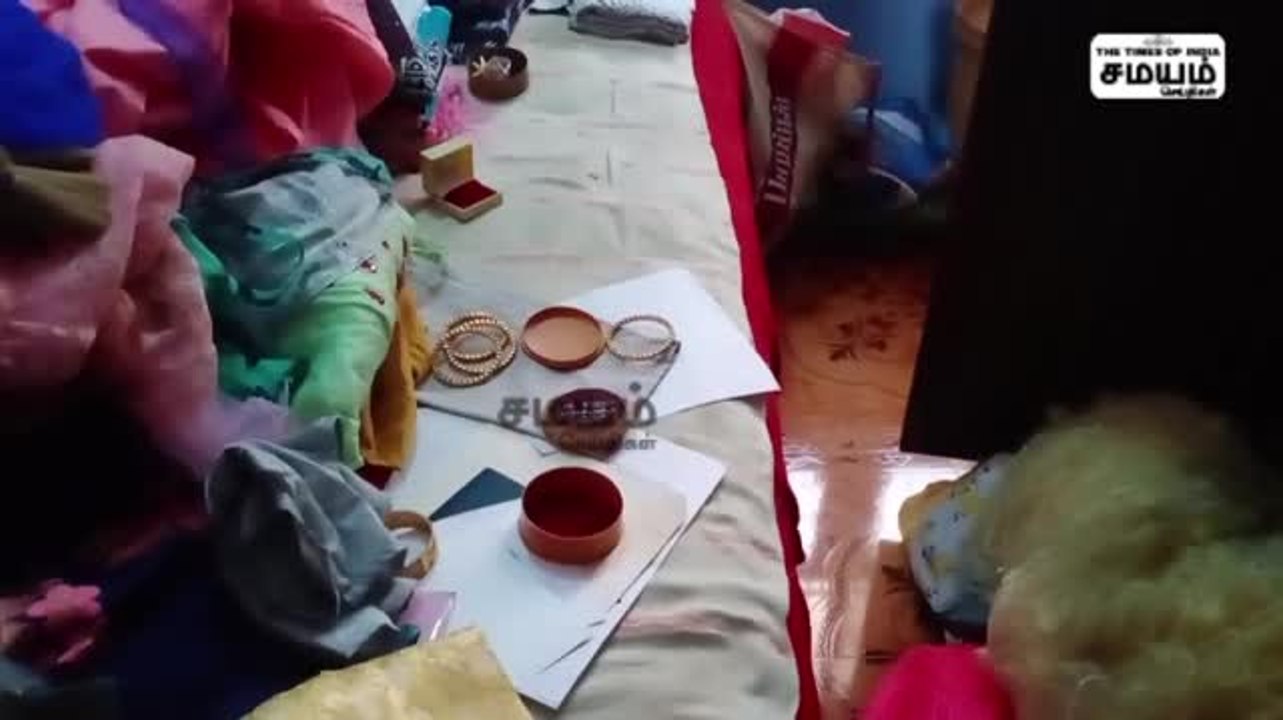 சிவகங்கையில் பரபரப்பு; வீட்டு கதவை உடைத்து தங்க நகை, பணம் கொள்ளை!