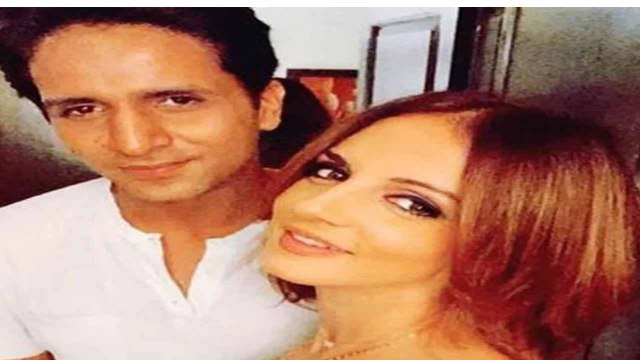 Hrithik Roshan की Ex-Wife Sussanne का BF Arslan goni के साथ मजेदार Road Trip | Filmibeat*Bollywood