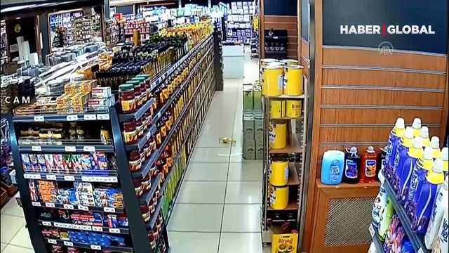 Van depremindeki panik anları kameraya böyle yansıdı: Koşarak kaçtılar