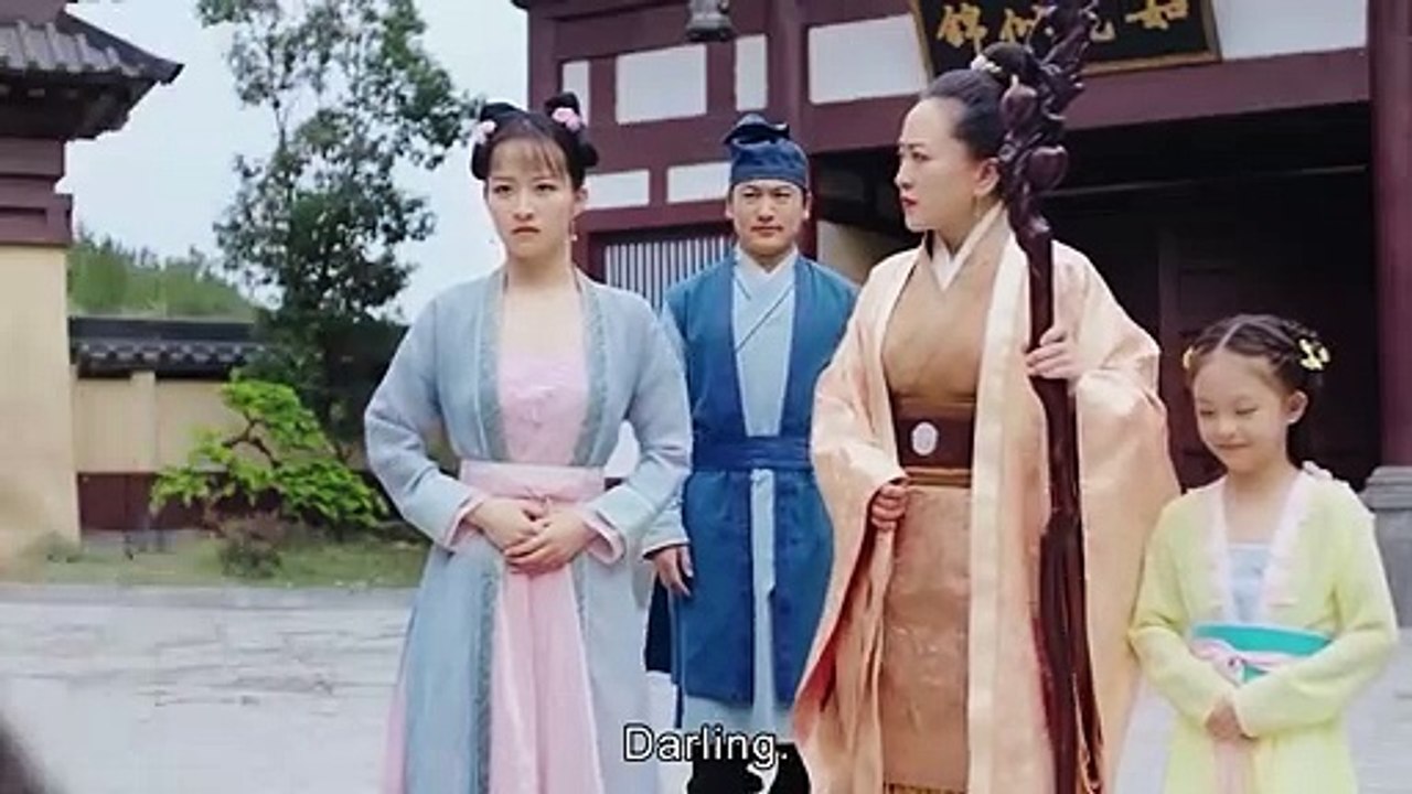 Lin Qinglan fait semblant d'avoir mal au ventre lorsqu'il joue, la vieille dame Lin prévient la femme de chambre Qiaoer