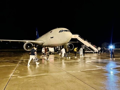 Ağrı'da sınır dışı edilen 227 Afgan göçmen uçakla ülkelerine gönderildi