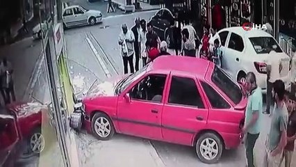 Kaldırımda dehşet! Aracıyla kadını vitrine soktu