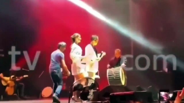 Serdar Ortaç sahnede yere kapaklandı