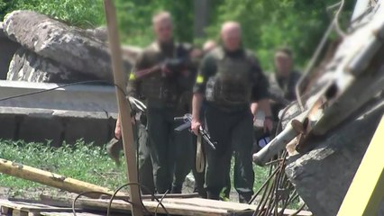 러시아 저지 위해 폭파한 다리...키이우 기자 "러, 카메라까지 훔쳐갔다" / YTN