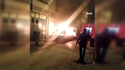 Araç yangınını fark eden bekçiler faciayı önledi