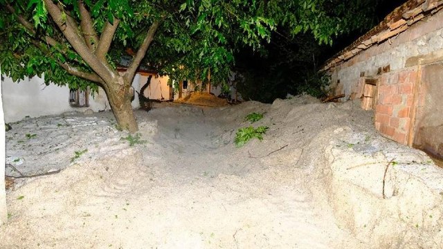 Yaz ortasında yarım metre dolu yağdı