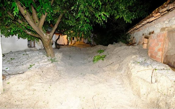 Yaz ortasında yarım metre dolu yağdı