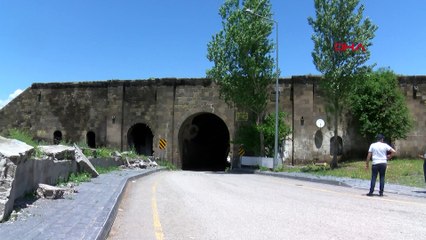 Defineciler, 158 yıllık Kavakkapı'da 2 metrelik kuyu kazdı