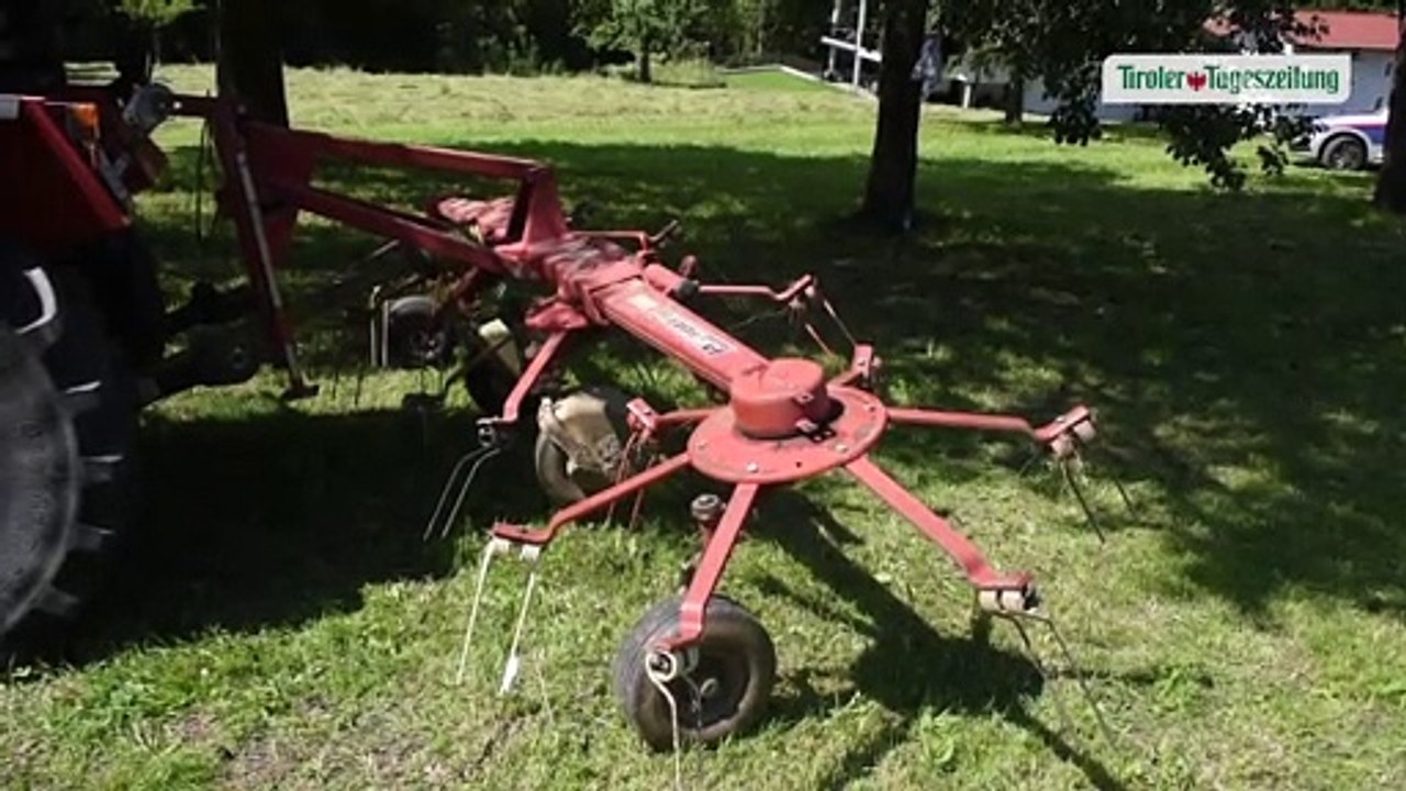 Mann und Frau bei Heuarbeiten in Weer in Kreisler hineingefressen