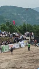 Rakibinden kaçan boğa seyircilerin bulunduğu tribüne daldı