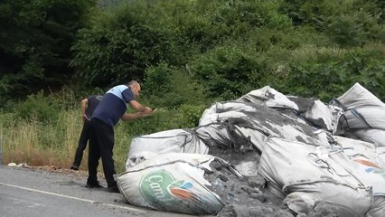 Yol kenarına bırakılan çuvallar endişeye neden oldu