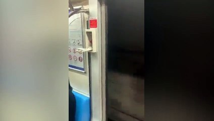Yenikapı metrosunda açık kapı ile yolculuk ettiler