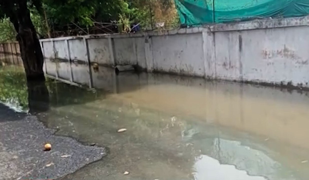Ahmedabad: થલતેજમાં પાણીની લાઈનમાં ભંગાણ થતા વે...