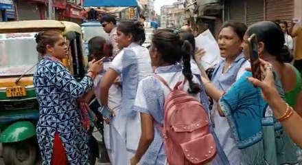 বাঘাযতীন গার্লস স্কুলে অকৃতকার্জ সবাইকে পাস করানোর দাবিতে রাস্তা অবরোধ করল ছাত্রীরা