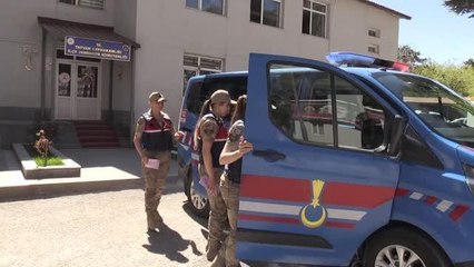 Kadın komutanlar, tarlada çalışan hemcinslerine KADES'i anlattı