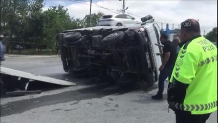 Arnavutköy'de devrilen kamyonet sürücüsü yaralandı