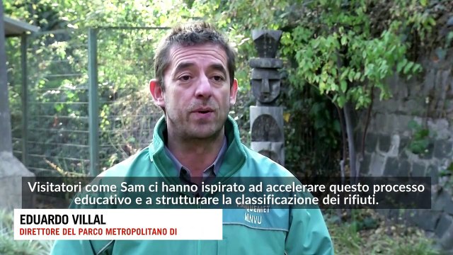 Sam, il cane supereroe che tiene pulito dai rifiuti il parco di Santiago