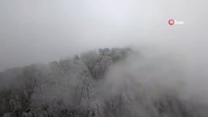 Dağcı çift, nikahlarını tanıştıkları bin 651 metrelik dağın zirvesinde kıydırdı