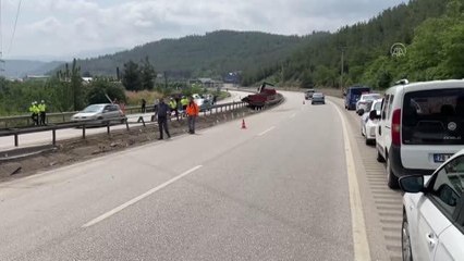 Bariyerleri kırıp su kanalına giren tırın sürücüsü yaralandı