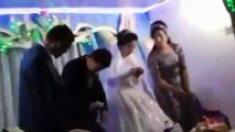 عريس يلكم زوجته في حفل زفافهما لسبب صادم