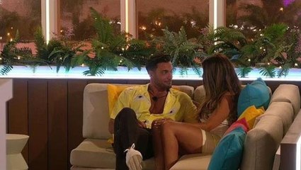 Canlı yayında partneriyle dakikalarca öpüşen Türk yarışmacı Ekin Su Cülcüloğlu, İngiltere'yi karıştırdı